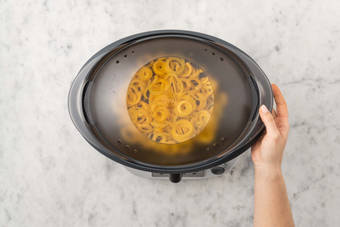 Karottenspaghetti & Hirtenkäse