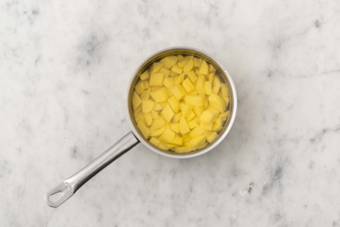 Cuire les pommes de terre et le filet de merlu