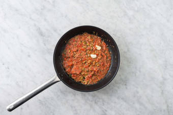 Cuocere la salsa ai datterini