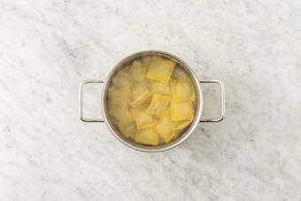 Bollire l'acqua e scaldare il forno