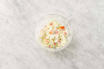 Preparare l'insalata e la citronette allo yogurt