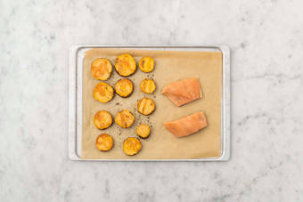 Gemüse und Fisch backen