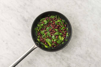 Tilsett kidneybønner og spinat