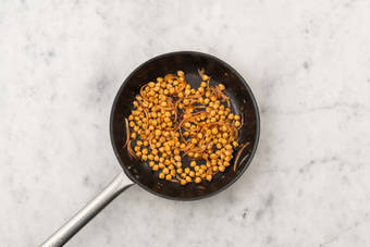 Kichererbsen rösten