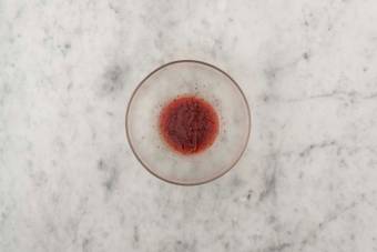 Préparer la vinaigrette et cuire la pomme