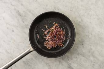 Faire revenir l'oignon rouge et l'ail