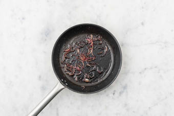 Zwiebel karamellisieren