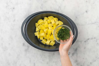 Soße & Kartoffeln fertigstellen