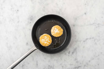 Cuocere gli hamburger e tostare il pane