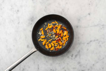 Soffriggere gli aromi