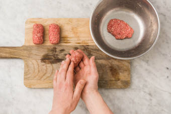 Mélanger la viande hachée
