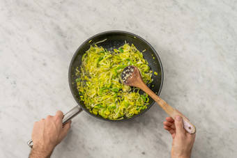 Faire la fondue de poireaux