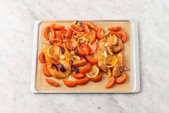 Cuocere le patate e il pollo