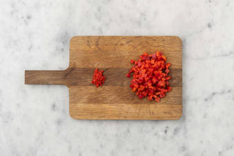 Couper le poivron et le piment