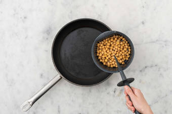 Kichererbsen rösten