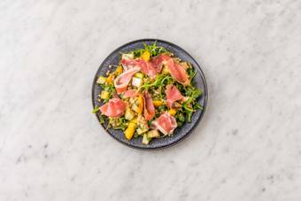 Mélanger la salade et servir