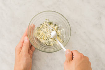 Préparer le beurre de sauge