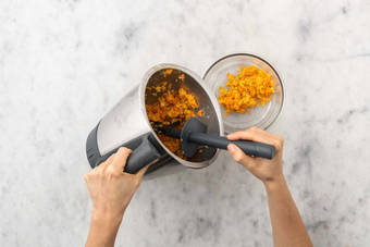 Schmand & Karotten-Birnen-Salat zubereiten