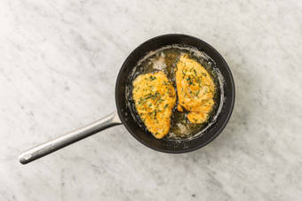 Soffriggere il pollo