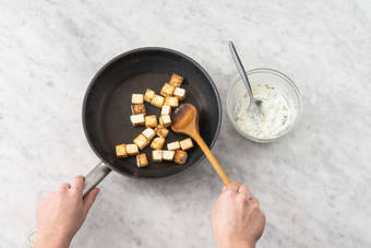 Préparer la sauce au yaourt