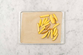 Frieten en croutons bereiden