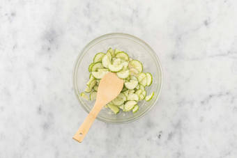 Für den Gurkensalat
