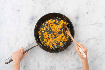 Cuire les dés de poivron