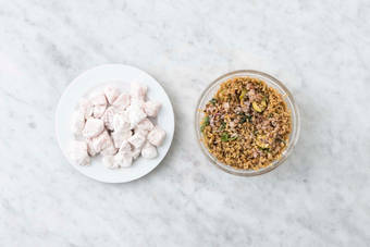 Infarinare la lonza e preparare il soffritto