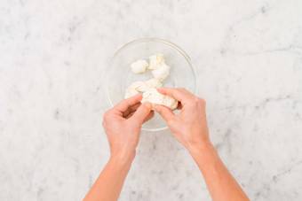 Déchirer la mozzarella