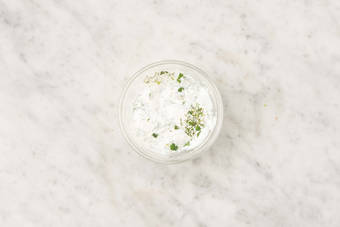 Préparer la sauce au yaourt