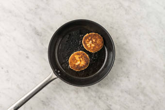 Paner et cuire le burger