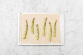 Groene asperges bakken