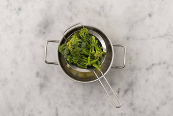 Kartoffeln und Brokkolini garen