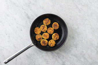 Preparare l'olio al prezzemolo e i falafel