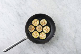 Grigliare le melanzane e preparare la salsa yogurt