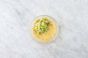 Formare l'impasto per i falafel