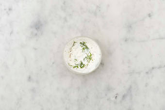 Yoghurt-dressing maken
