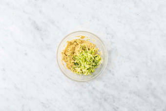 Formare l'impasto per i falafel