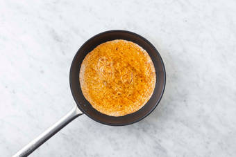 Tostare le tortillas e condire i pomodori