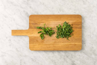 Tritare il prezzemolo