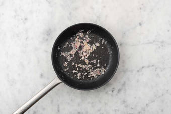 Faire revenir l'oignon rouge et l'ail