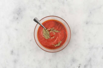 Préparer la sauce tomate