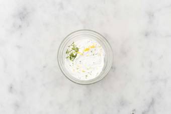 Préparer la sauce au yaourt