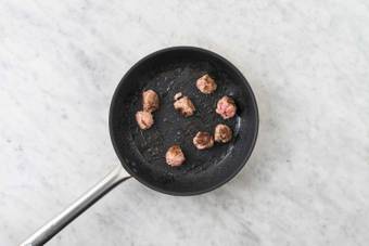 Gehaktballetjes aanbakken
