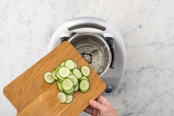 Für den Gurkensalat