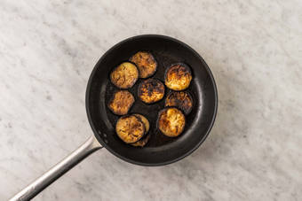 Preparare le melanzane e la crema di pecorino