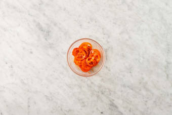 Preparare l'insalata di pomodori