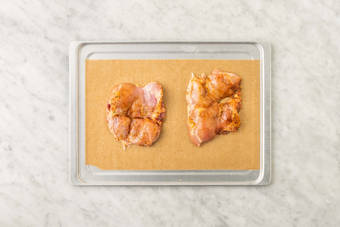 Tagliare e cuocere il pollo