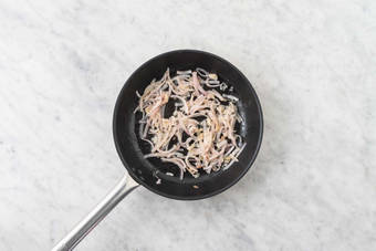 Rosolare lo scalogno