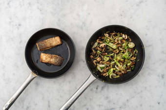 Zalm en groenten bakken